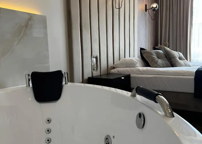 Family & Business Sauna Apartments No7 Zlota Centrum Vip Unikat Spa - 3 Bedroom With Private Sauna, Jacuzzi, Balcony, Parking -Totally New!