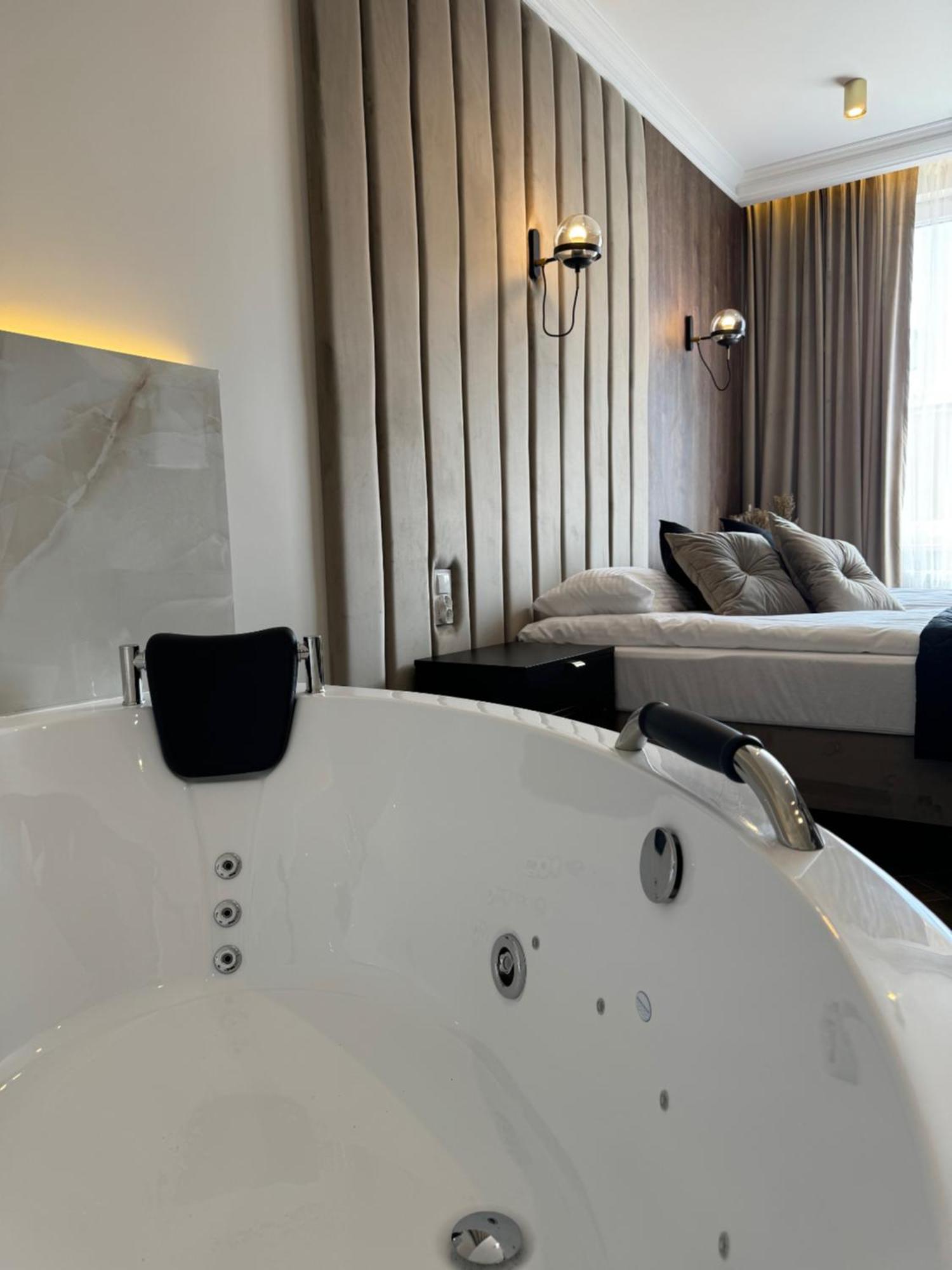 Family & Business Sauna No7 Zlota Centrum Vip Unikat - 3 Bedroom With Private Sauna, Jacuzzi, Balcony, Parking -totally New! Apartment *